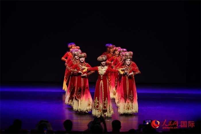 2日在阿聯(lián)酋迪拜舉行的大型音舞詩(shī)畫(huà)《新疆是個(gè)好地方》文藝演出。人民網(wǎng)記者任皓宇攝
