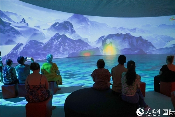 巴西民眾在活動(dòng)現(xiàn)場(chǎng)觀賞“走進(jìn)中國：沉浸式體驗(yàn)展”。人民網(wǎng)記者 陳海琪攝