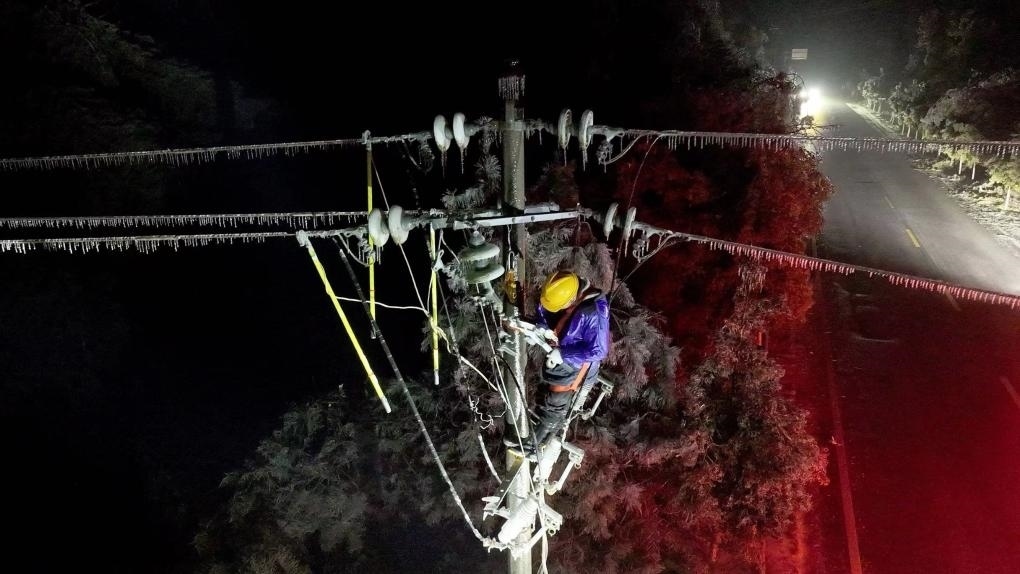 2月5日，電力工人在對供電線路進行搶修。新華社發(fā)
