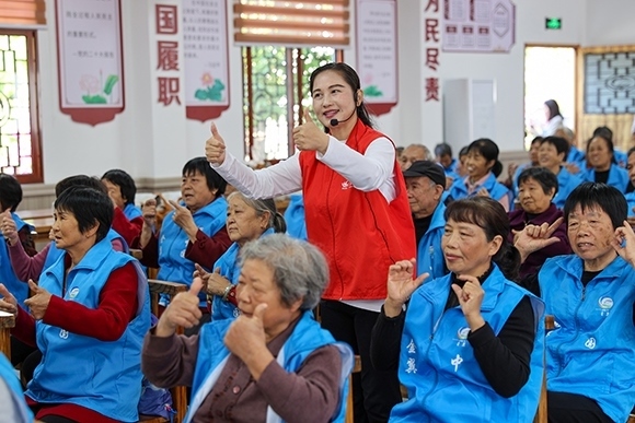 老人們正在學(xué)習(xí)手勢(shì)舞。
