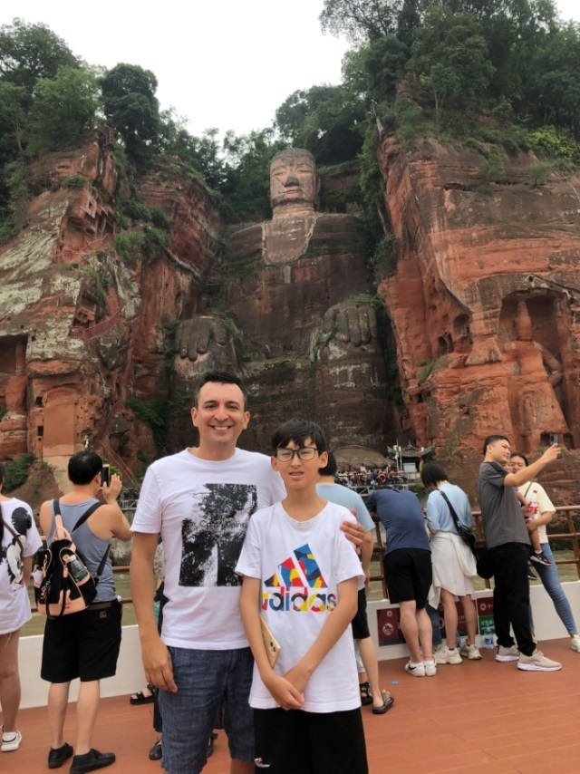 埃爾南多與兒子在廣東佛山。圖片由受訪者提供