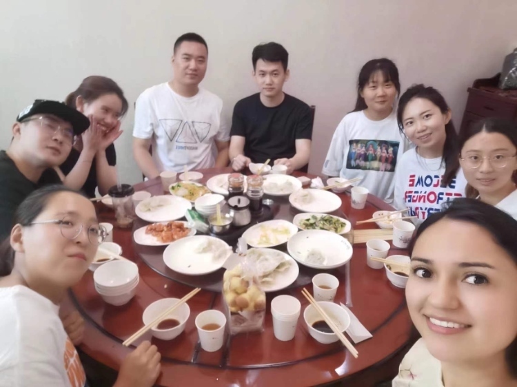 保拉與中國朋友在一起。圖片由受訪者提供