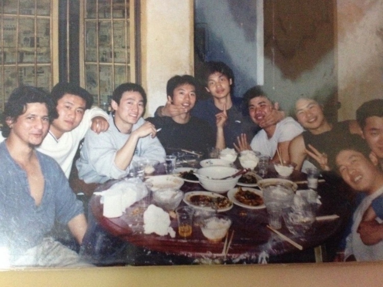 2007 年，卡洛斯·卡斯蒂略（左一）和他的中國朋友在武漢慶祝春節(jié)。圖片由受訪者提供