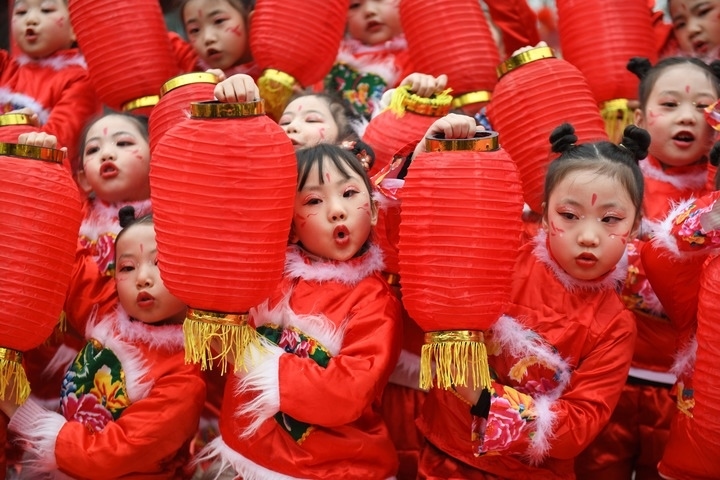 1月18日，四川省閬中市閬中古城，民間藝人和文藝工作者在表演節(jié)目歡度臘八節(jié)，喜迎農(nóng)歷新年。這是參演的小朋友在表演。新華社發(fā)（王玉貴 攝）