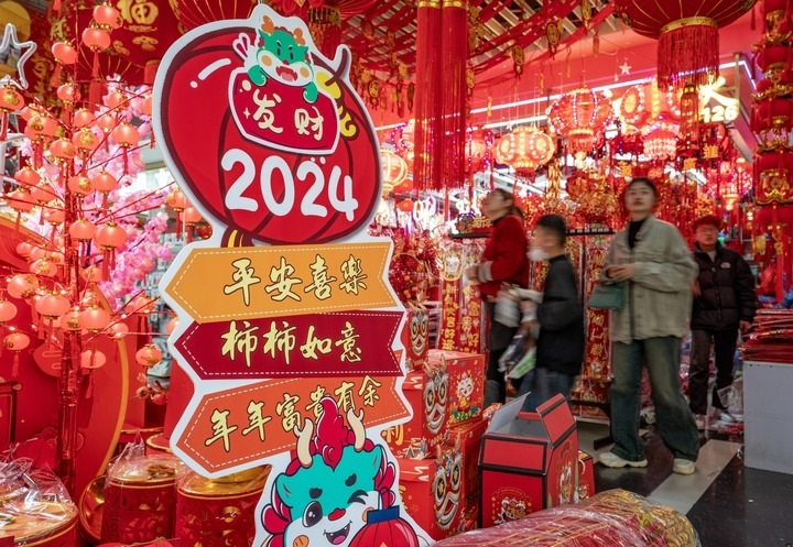 1月11日，顧客在昆明新螺螄灣國(guó)際商貿(mào)城選購(gòu)節(jié)日飾品。新華社記者 陳欣波 攝