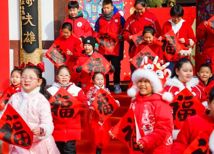 2月2日，小朋友在濟(jì)南五龍?zhí)毒皡^(qū)參加送福字活動(dòng)。新華社發(fā)（徐舟攝）