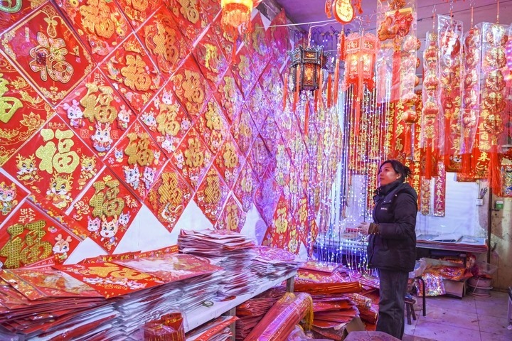 1月21日，在山西省晉中市平遙縣一家市場(chǎng)，市民在選購(gòu)年貨。新華社發(fā)（梁生仁攝）