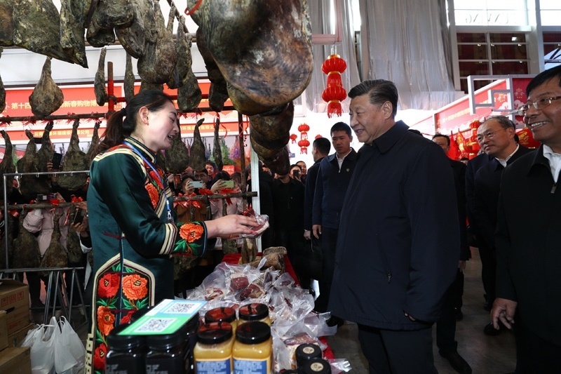 2020年1月19日至21日，中共中央總書記、國家主席、中央軍委主席習近平來到云南，看望慰問各族干部群眾，向全國人民致以新春祝福。這是20日下午，習近平在昆明新春購物博覽會年貨街，了解春節(jié)前市場供應(yīng)情況。新華社記者 鞠鵬 攝