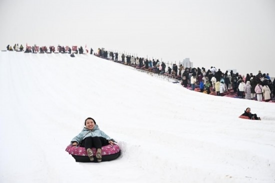 圖為1月18日，市民在內(nèi)蒙古賽馬場(chǎng)滑雪圈。新華社記者 貝赫 攝