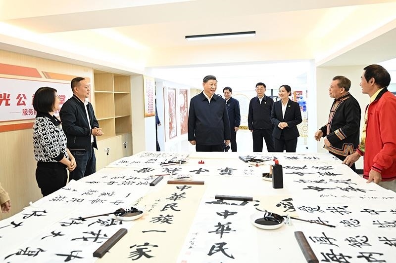 △2023年12月14日，習(xí)近平總書(shū)記在廣西南寧市良慶區(qū)蟠龍社區(qū)黨群服務(wù)中心文體活動(dòng)室同社區(qū)居民親切交流。