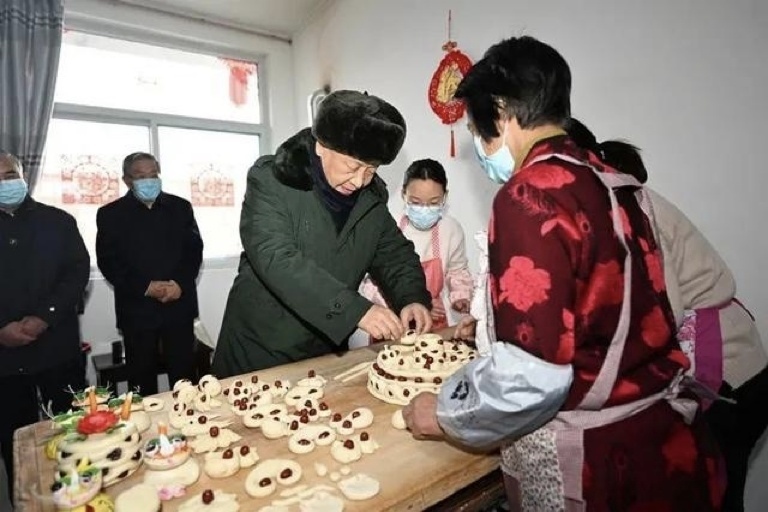 2022年1月26日，習(xí)近平總書(shū)記在山西省臨汾市霍州市師莊鄉(xiāng)馮南垣村，同師紅兵一家做年饃。新華社記者 李學(xué)仁 攝