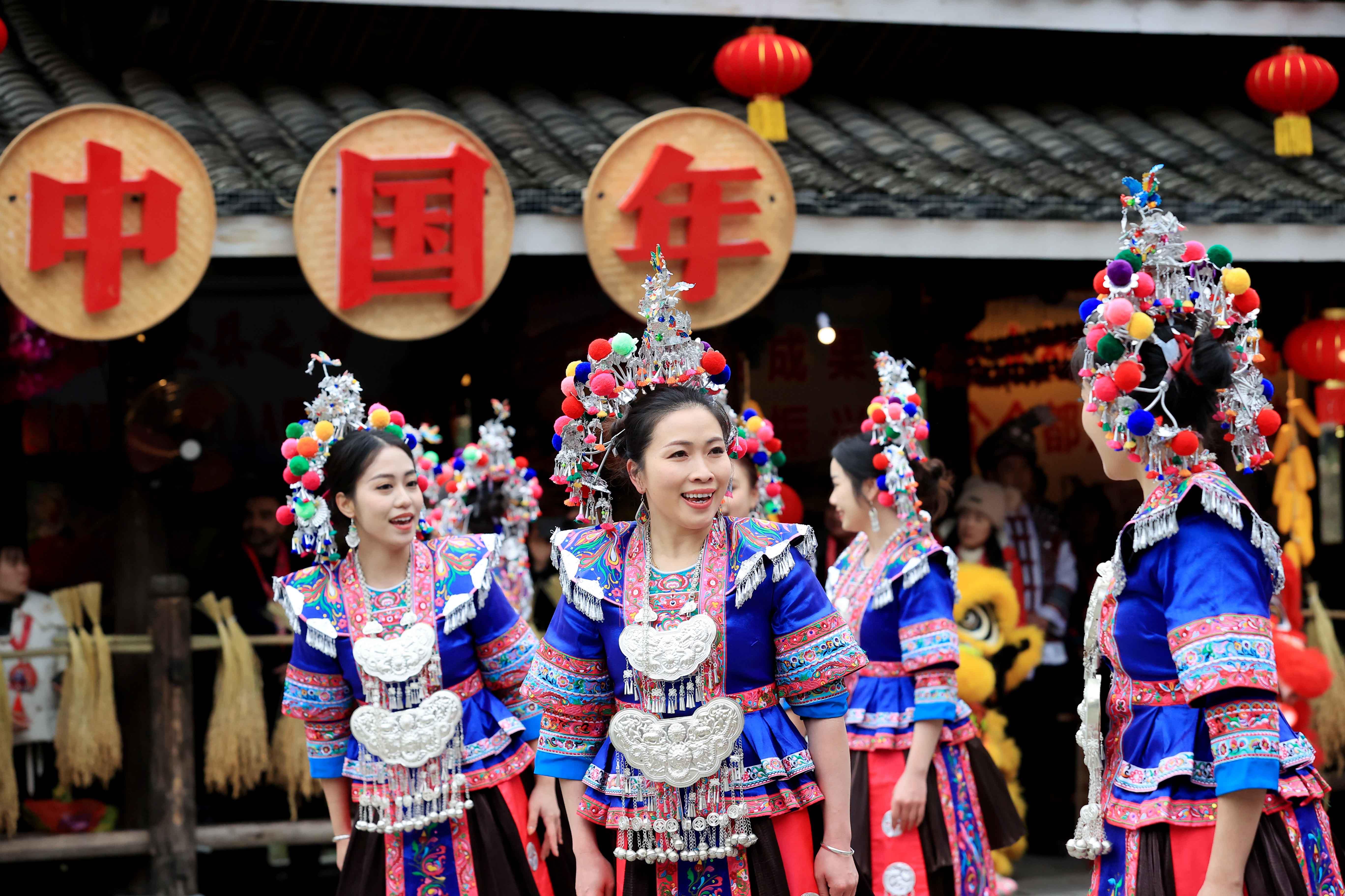 △2024年2月3日，在廣西柳州三江侗族自治縣林溪鎮(zhèn)程陽(yáng)八寨景區(qū)，“村晚”紅紅火火進(jìn)行。