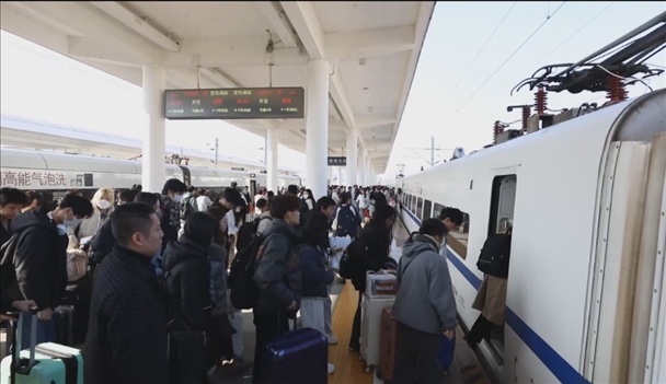 景德鎮(zhèn)北站的旅客陸續(xù)登上回家的列車。中國鐵路南昌局供圖