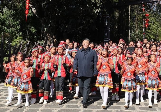 △2020年1月19日，習(xí)近平總書(shū)記來(lái)到云南騰沖市清水鄉(xiāng)三家村中寨司莫拉佤族村看望鄉(xiāng)親們。告別時(shí)，鄉(xiāng)親們唱著《阿佤人民唱新歌》，簇?fù)碇倳?shū)記走出村口，歌聲笑聲在村寨久久回蕩。