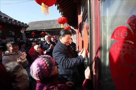 2019年2月1日上午，習(xí)近平總書記在前門東區(qū)草廠四條胡同32號(hào)院，高興地拿起一幅“?！弊郑H自貼到門上，給這里的老街坊們拜年。新華社記者鞠鵬攝