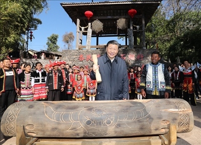 2020年1月19日下午，習(xí)近平總書記在騰沖市清水鄉(xiāng)三家村中寨司莫拉佤族村廣場上，敲響三聲佤族木鼓，祝福來年風(fēng)調(diào)雨順、國泰民安。新華社記者 鞠鵬 攝