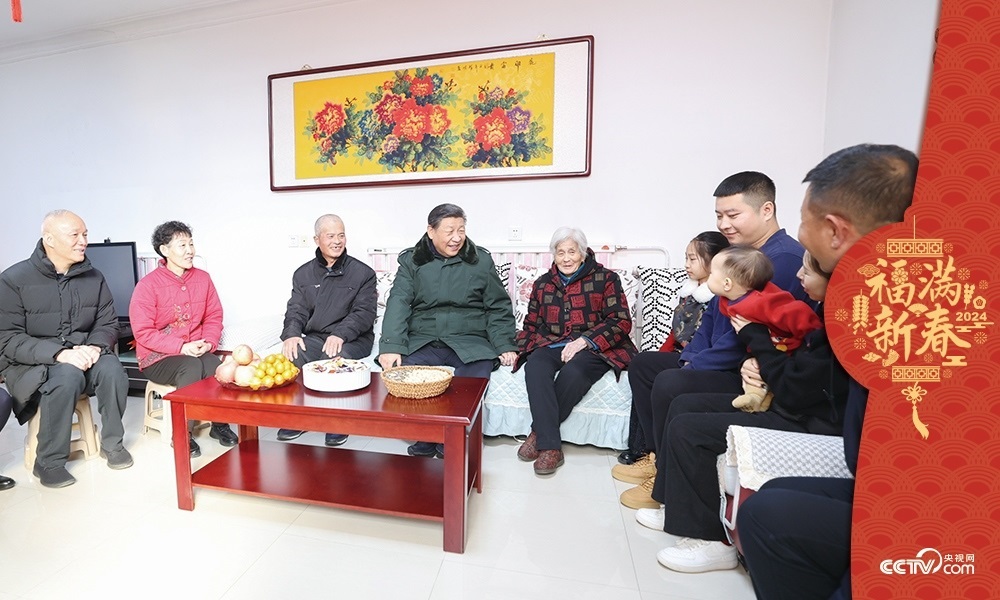 2024年2月1日，習(xí)近平總書記在天津市西青區(qū)辛口鎮(zhèn)第六埠村考察時，同村民杜洪剛一家人親切拉家常。