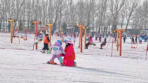 新春走基層｜滑雪場上過春節(jié)！冰城“冷資源”變成“熱經(jīng)濟(jì)”