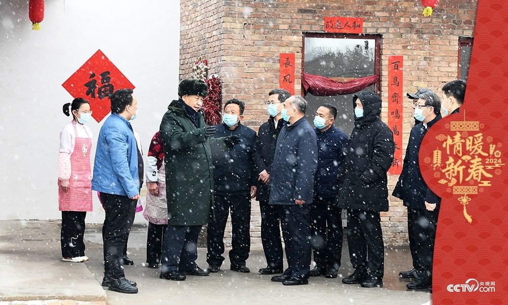 2022年1月26日，習(xí)近平總書記在山西馮南垣村受災(zāi)村民師紅兵家看望。