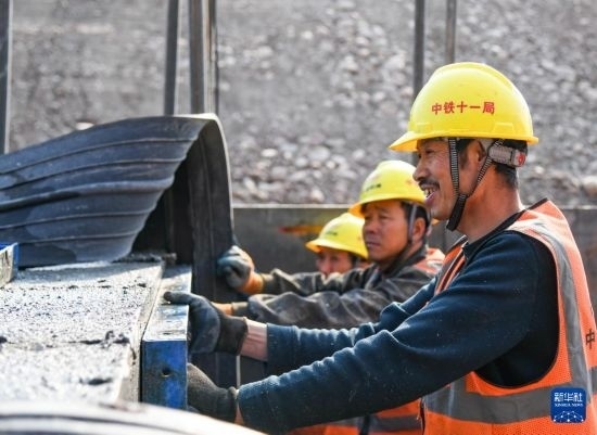 2月13日，在四川省通江縣青峪口水庫建設(shè)現(xiàn)場，中鐵十一局的工人正在進(jìn)行混凝土縱向圍堰施工。