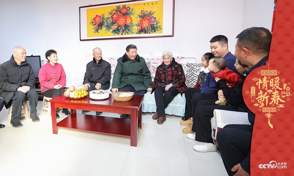 2024年2月1日，習(xí)近平總書記在天津第六埠村考察時(shí)，同村民杜洪剛一家人親切拉家常。