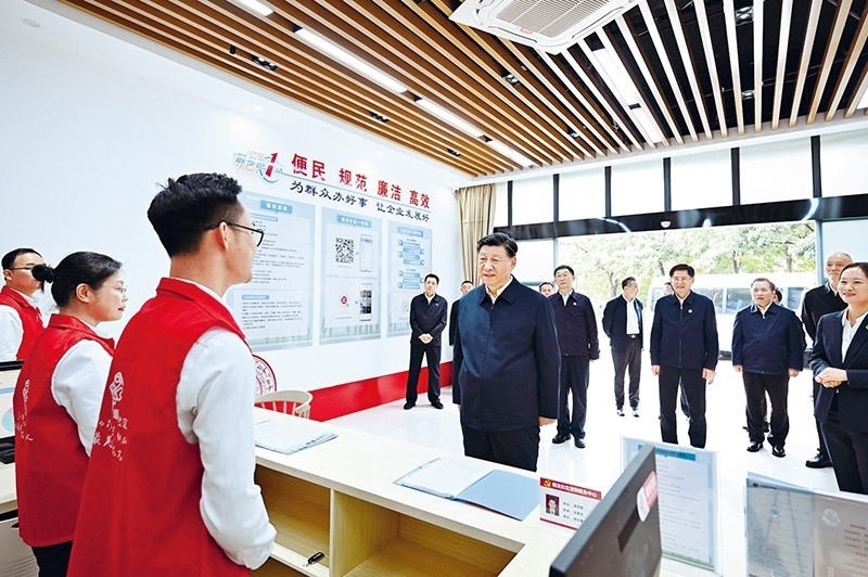 2023年12月14日至15日，中共中央總書(shū)記、國(guó)家主席、中央軍委主席習(xí)近平在廣西考察。這是14日上午，習(xí)近平在南寧市良慶區(qū)蟠龍社區(qū)黨群服務(wù)中心考察。 新華社記者 燕雁/攝