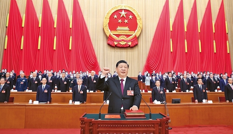 2023年3月10日，十四屆全國(guó)人大一次會(huì)議在北京人民大會(huì)堂舉行第三次全體會(huì)議。習(xí)近平全票當(dāng)選中華人民共和國(guó)主席、中華人民共和國(guó)中央軍事委員會(huì)主席。這是習(xí)近平進(jìn)行憲法宣誓。 新華社記者 鞠鵬/攝