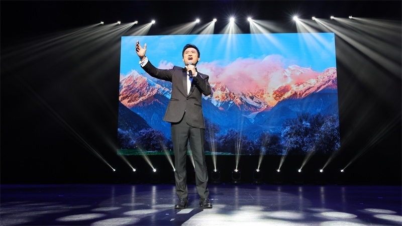 中國鐵路文工團獨唱演員、第十二屆中國音樂金鐘獎聲樂（民族）唱法金獎獲得者馬小明演唱歌曲《天路》。張凱攝