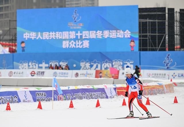 1月13日，黑龍江隊(duì)選手宋雨迪在女子4×1公里團(tuán)體接力（自由技術(shù)）比賽中。當(dāng)日，第十四屆全國(guó)冬季運(yùn)動(dòng)會(huì)群眾越野滑雪比賽在內(nèi)蒙古呼和浩特市東河冰場(chǎng)開(kāi)賽。新華社記者 貝赫 攝