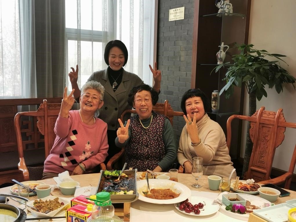 吳釗（前排左一）和鄰居一起在天津過(guò)年。（采訪對(duì)象供圖）