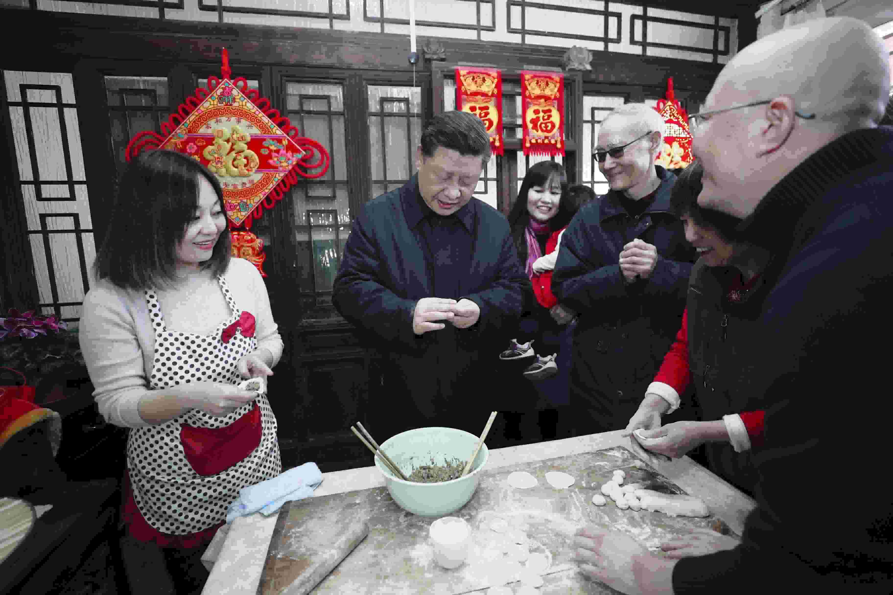 △ 2019年2月1日，習近平總書記在北京前門東區(qū)草廠四條胡同，同朱茂錦一家人包餃子、聊家常。