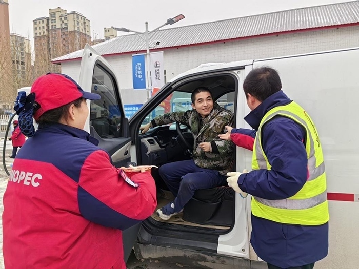 加能站員工為雪天到站充電的司機送來泡面并邀請他到站里休息。受訪者供圖