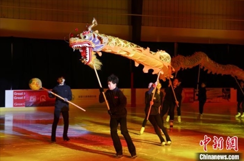 當(dāng)?shù)貢r(shí)間2月17日晚，作為農(nóng)歷甲辰龍年“歡樂(lè)春節(jié)”系列活動(dòng)之一，別具特色的青少年冰上春晚在加拿大多倫多舉行。圖為青少年表演冰上舞龍。 中新社記者 余瑞冬 攝