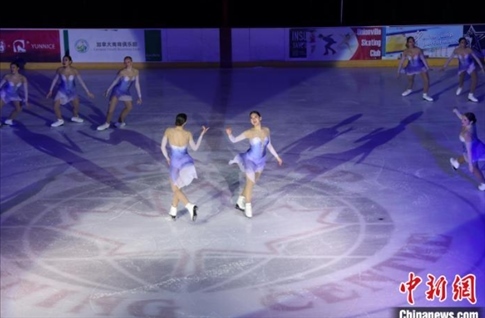 當(dāng)?shù)貢r(shí)間2月17日晚，青少年冰上春晚在加拿大多倫多舉行。圖為曾獲加拿大全國(guó)冠軍的一支青少年花滑隊(duì)進(jìn)行集體自由滑表演。 中新社記者 余瑞冬 攝