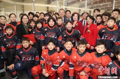 當(dāng)?shù)貢r(shí)間2月17日晚，青少年冰上春晚在加拿大多倫多舉行。圖為中國(guó)駐多倫多總領(lǐng)事羅偉東和主辦方代表、與會(huì)嘉賓與“未來(lái)之星”冰球隊(duì)華裔少年冰球手們合影。 中新社記者 余瑞冬 攝