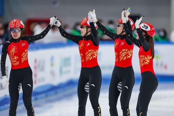 2月18日，黑龍江隊(duì)選手徐愛麗（左一）、臧一澤（左二）、范可新（右二）、王欣然在奪冠后向觀眾致意。新華社記者 黃偉 攝