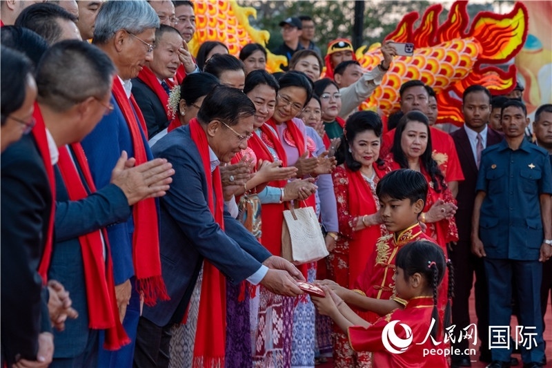 在活動現(xiàn)場，敏昂萊主席根據(jù)當(dāng)?shù)貍鹘y(tǒng)向兒童送祝福2-人民網(wǎng)記者謝佳君攝