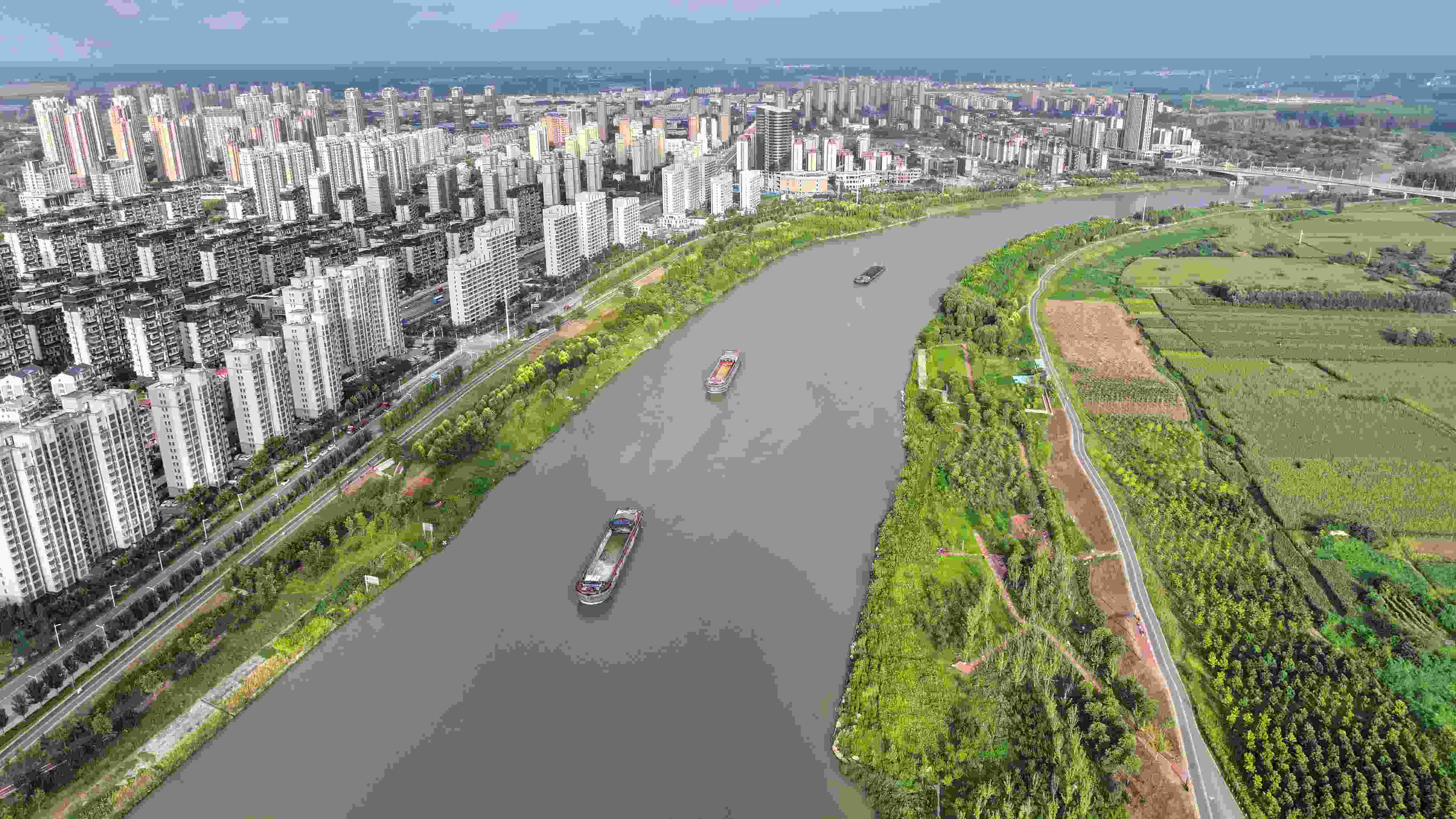 △ 2023年8月21日，安徽阜陽(yáng)，初秋時(shí)節(jié)，界首城市建設(shè)與沙潁河水系、橋梁和綠植相映襯，構(gòu)成一幅生態(tài)宜居的美麗畫卷。