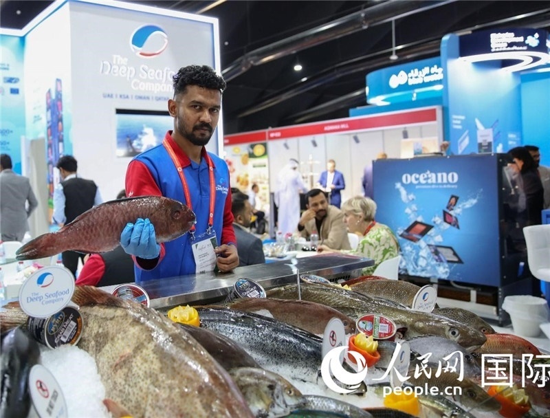 海灣食品展上，一位展商在展示海產(chǎn)品。人民網(wǎng) 塔里克·易卜拉欣攝
