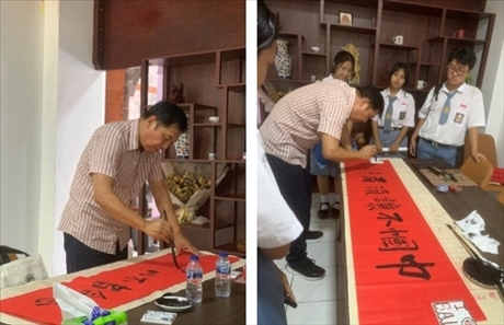 茍皓東展示中國書法藝術(shù)。巴陵康孔子學(xué)院供圖