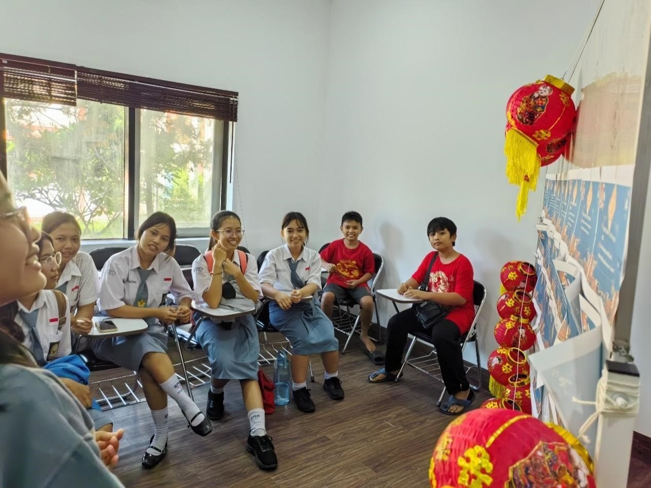 學(xué)生們踴躍參與猜燈謎活動。巴陵康孔子學(xué)院供圖