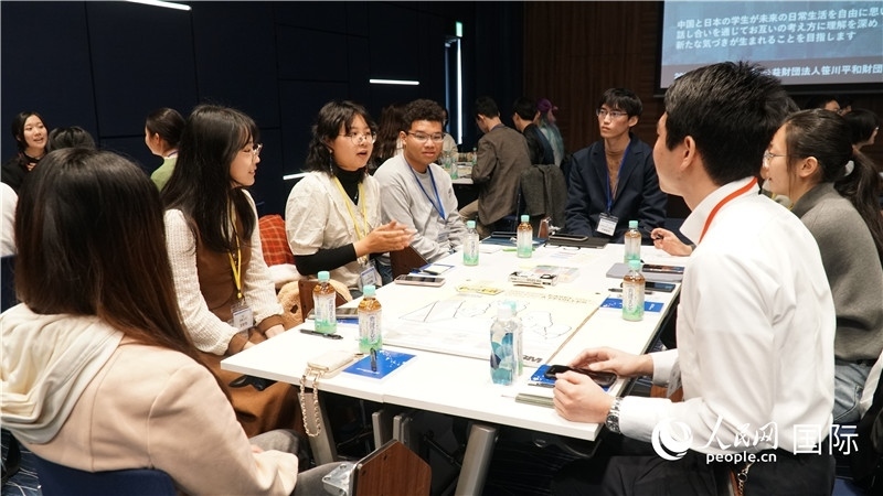 中日學(xué)生分組討論交流。人民網(wǎng) 蔣曉辰攝