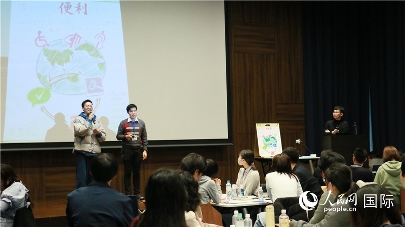 學(xué)生們發(fā)表小組討論成果。人民網(wǎng) 許可攝