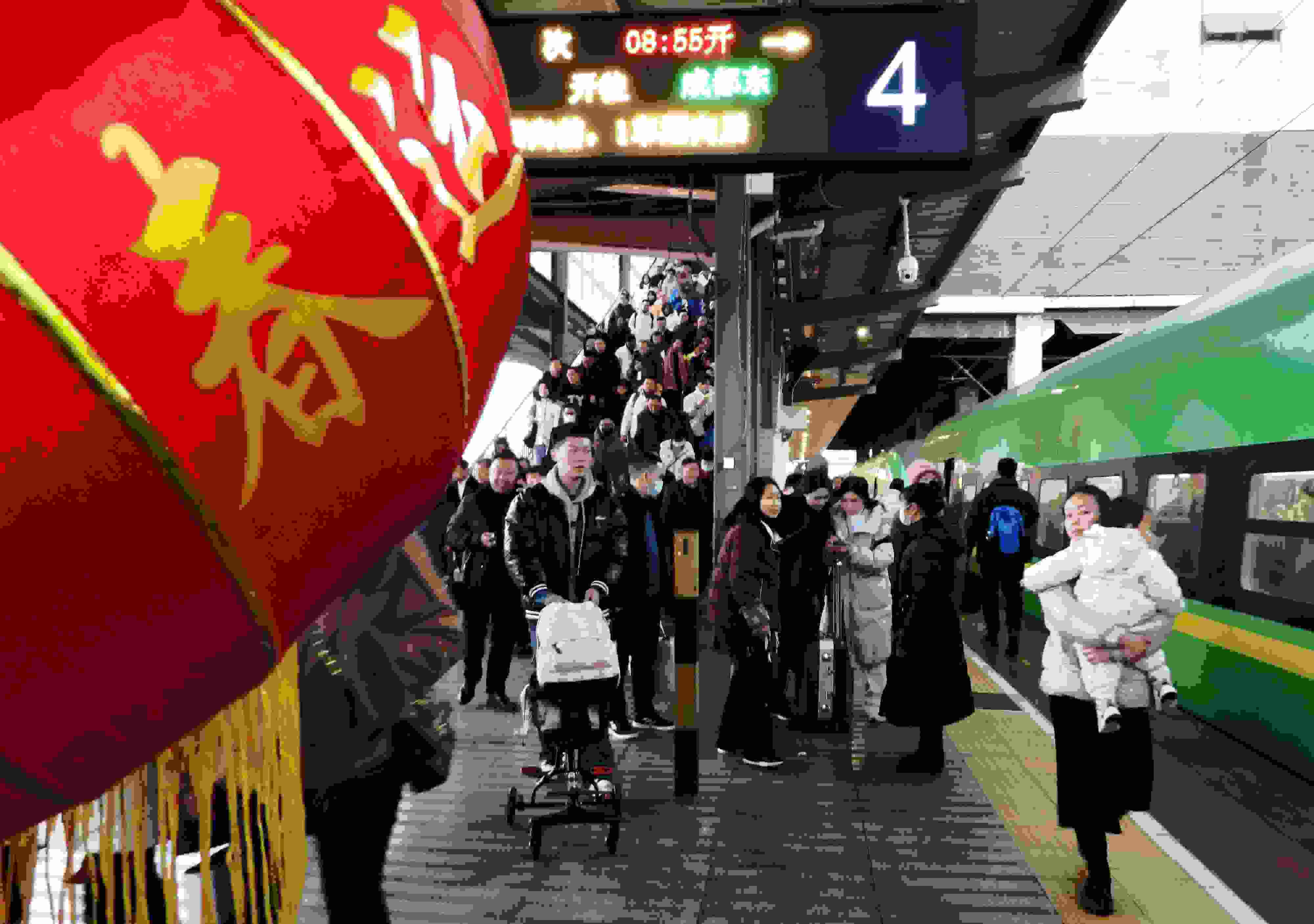 △ 2024年1月26日，四川省達(dá)州市車站，準(zhǔn)備乘坐“復(fù)興號(hào)”動(dòng)車組列車出行的旅客。