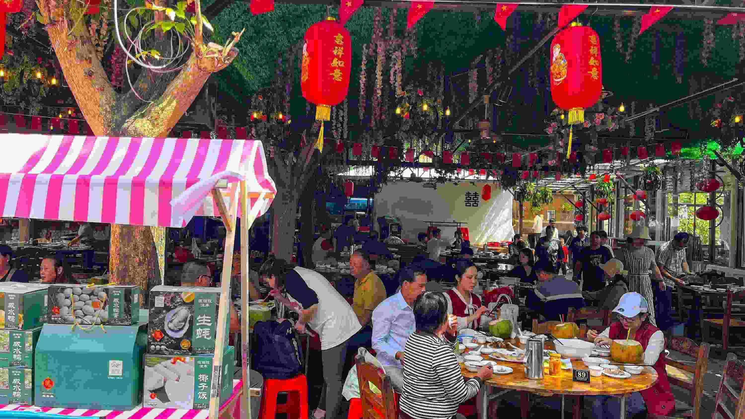 △ 2024年2月17日，春節(jié)假期最后一天，?？卩l(xiāng)村旅游持續(xù)火爆，眾多游客前往漁家樂(lè)品嘗特色海鮮和鄉(xiāng)村美食。