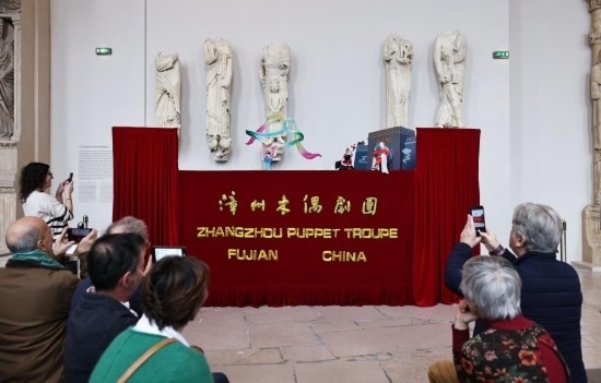 2月10日，在位于法國(guó)巴黎埃菲爾鐵塔附近的“建筑與遺產(chǎn)之城”博物館，觀眾欣賞漳州布袋木偶戲。新華社記者高靜攝