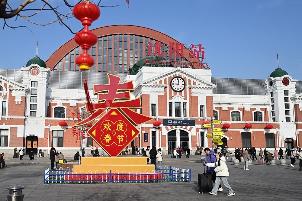 △ 2024年2月17日，沈陽站，人們拉著大大小小的行李箱，踏上了龍年新征程。