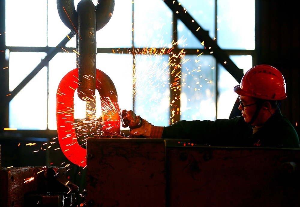 △ 2024年2月17日，青島市，即墨區(qū)靈山街道一家錨鏈企業(yè)，工人正在忙碌。