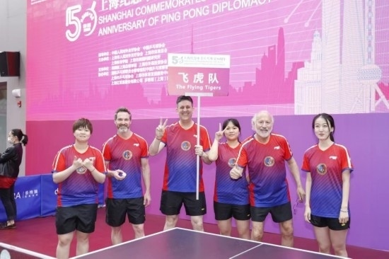 2021年，歐君廷（左三）參加上海紀(jì)念中美乒乓外交50周年活動