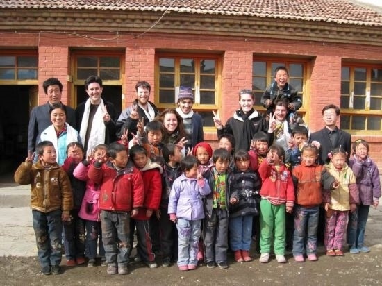 2008年，歐君廷帶領(lǐng)美國大學(xué)生到甘肅一所村辦小學(xué)訪問教課